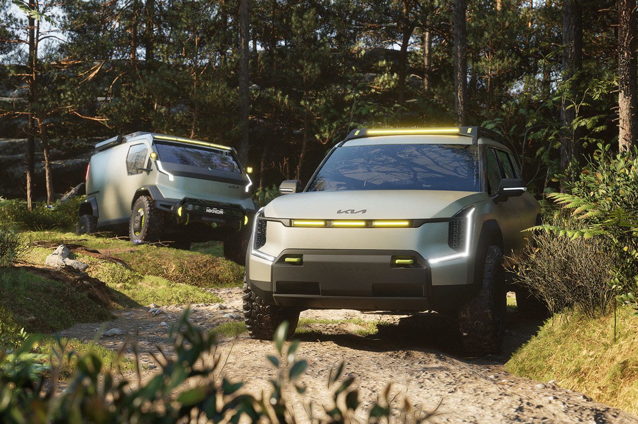 Vehículo conceptual Kia EV9 "ADVNTR" circulando por terreno rocoso por delante del vehículo conceptual Kia PV5 "WKNDR" en las montañas.