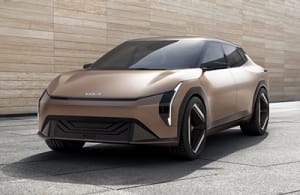 Vista frontal de tres cuartos del prototipo Kia EV4