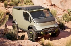 Vehículo conceptual Kia PV5 "WKNDR" en una vista frontal de tres cuartos circulando por el desierto