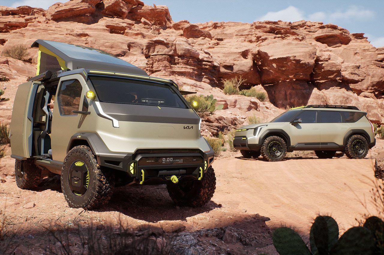 Furgoneta Kia "WKNDR" concept EV aparcada junto al vehículo Kia "ADVNTR" concept cerca de los cañones del desierto