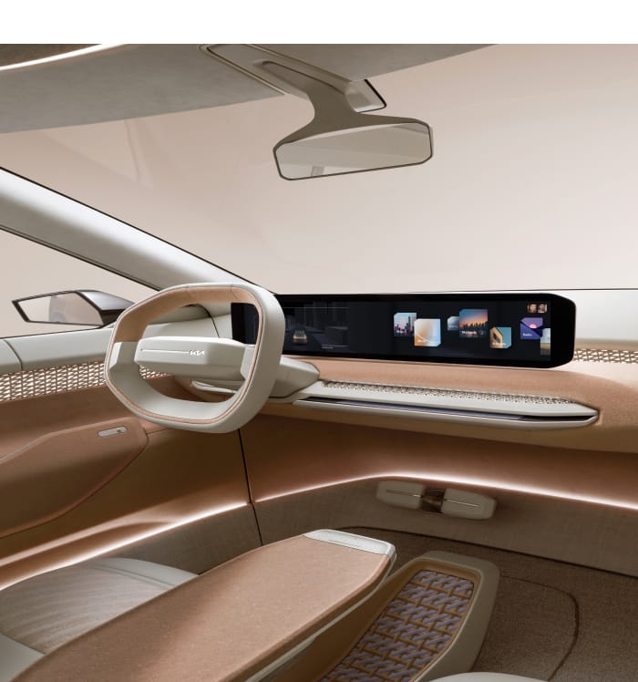 Interior del prototipo Kia EV4, vista del asiento del conductor con detalles en algodón de color neutro y panel de instrumentos orientado al conductor