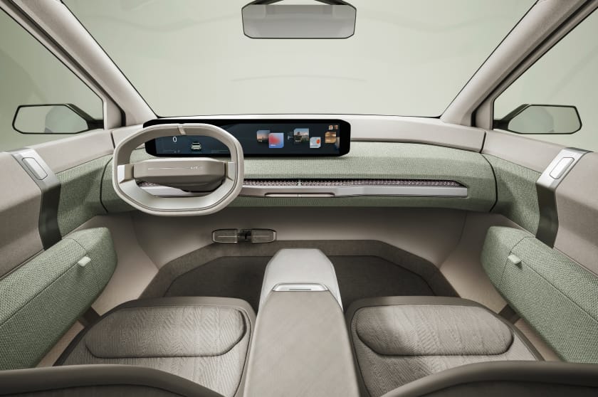 Interior del prototipo Kia EV3, vista del conductor y el pasajero, con un diseño minimalista y limpio.