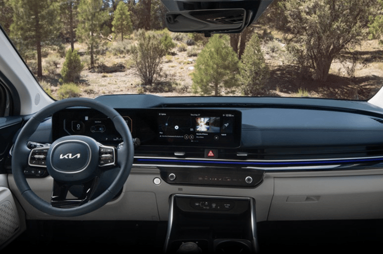 2025 Kia Carnival's dual 12.3-inch panoramic display showing its available entertainment and comfort options